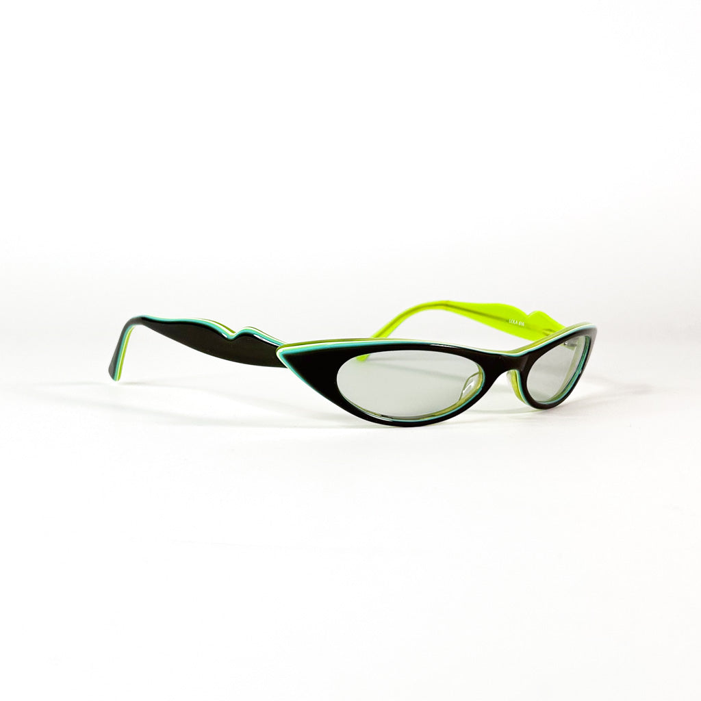 Vue oblique des lunettes LOLA 616 Jean Lafont avec face noire et branches vertes
