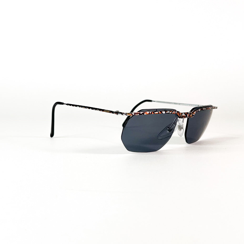 Vue arrière des lunettes Carrera 5508, branches écartées, verres polygonaux foncés, pont de nez en métal argenté