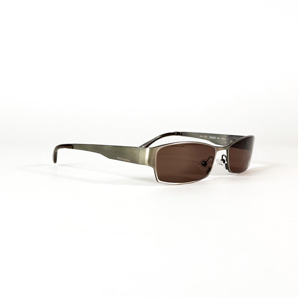 Profil latéral des lunettes YSL 2080/S montrant la branche en métal brossé et l’embout en acétate brun