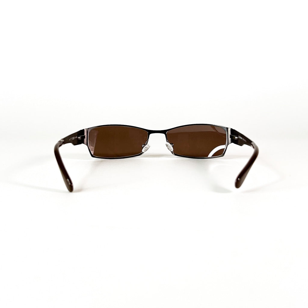 Vue arrière de face, lunettes YSL 2080/S déployées, mettant en évidence la finesse du cerclage et des verres bruns