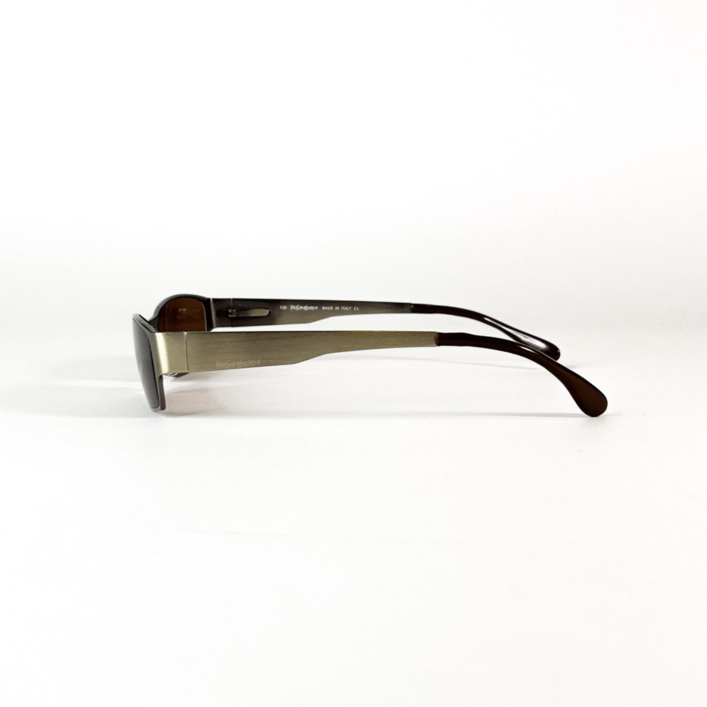 Inscription ‘Yves Saint Laurent Made in Italy’ gravée sur la branche intérieure en métal brossé