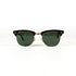 Vue de face d’une paire de lunettes Ray-Ban Clubmaster USA à monture écaillée et verres verts sur fond blanc