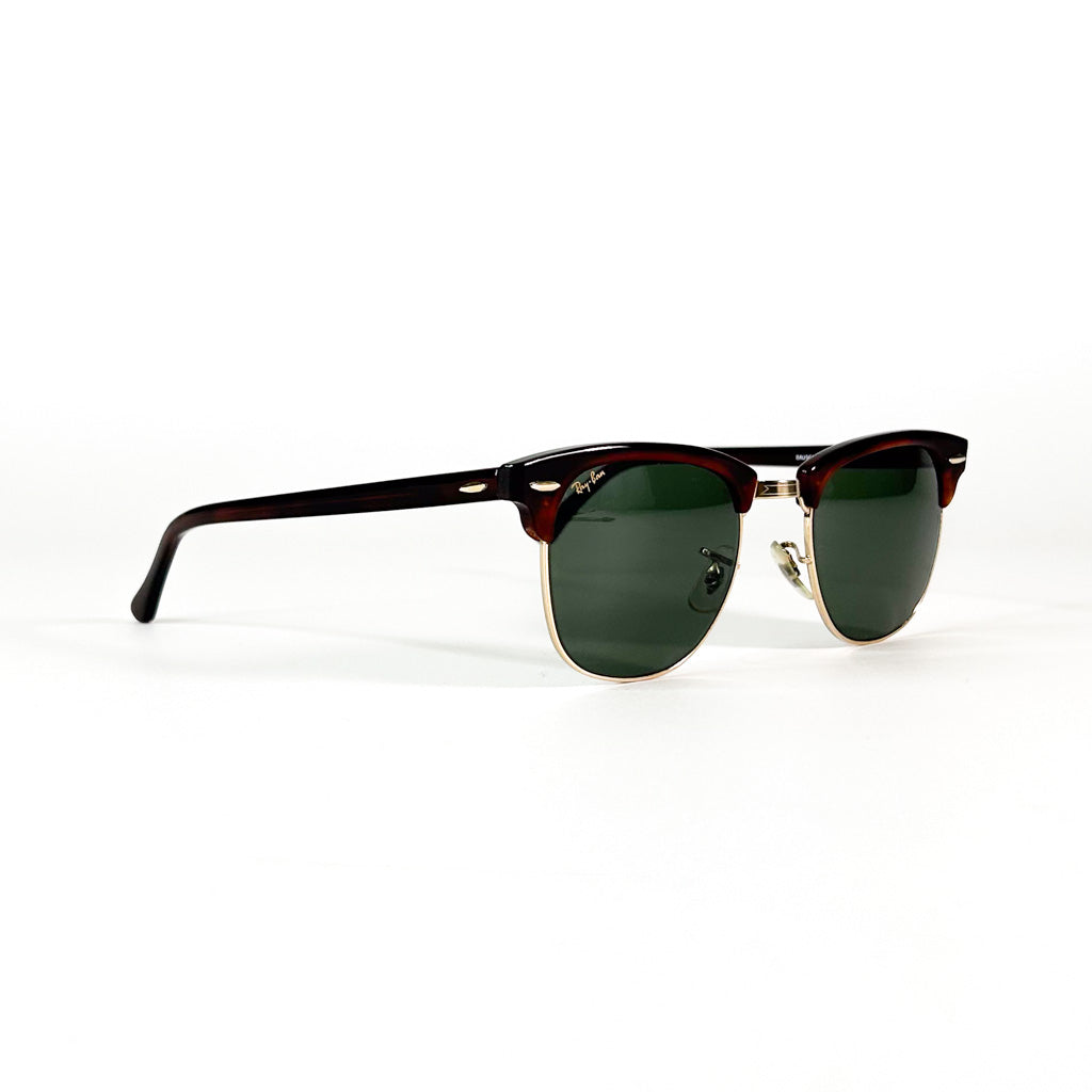 Lunettes Ray-Ban Clubmaster USA en légère perspective, avec le logo Ray-Ban doré gravé sur le verre et la branche gauche visible