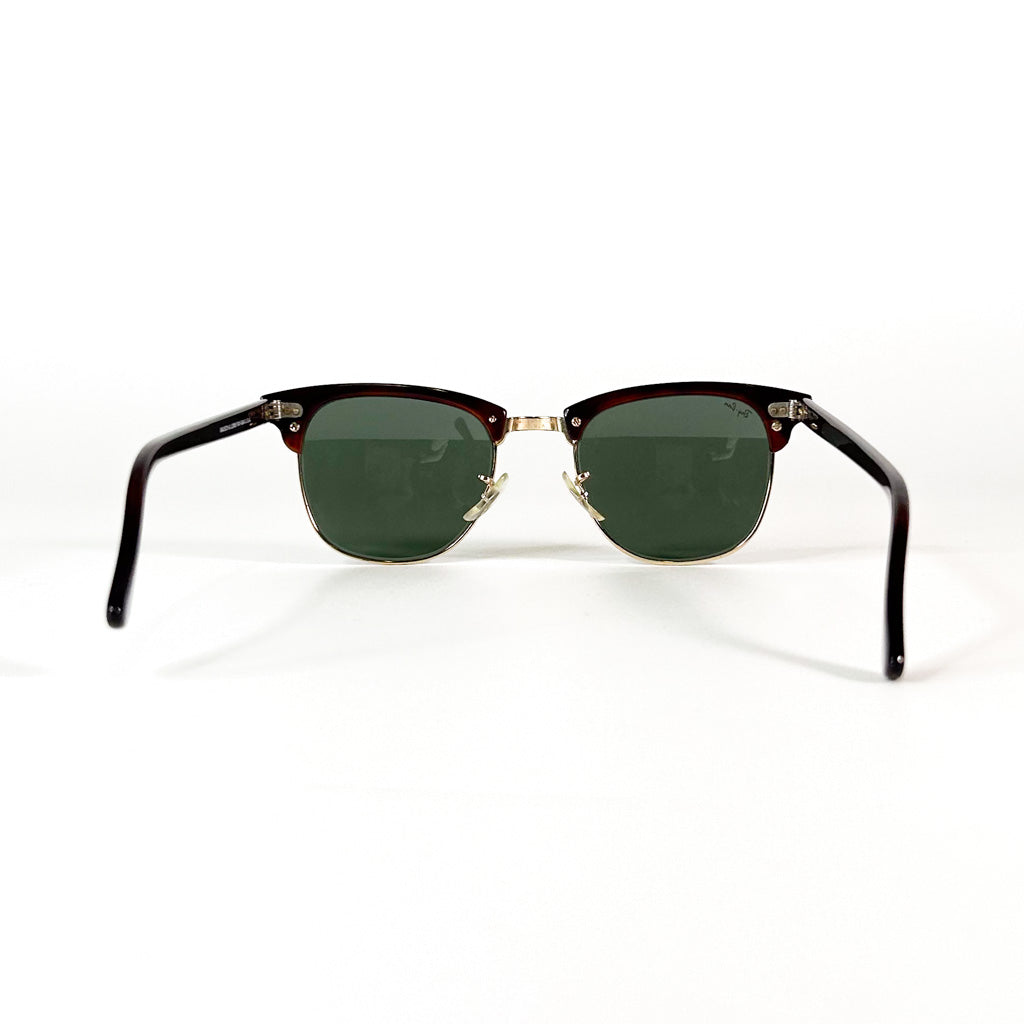 Vue arrière des Ray-Ban Clubmaster USA montrant le pont doré, les plaquettes ajustables et l’intérieur des branches écaillées