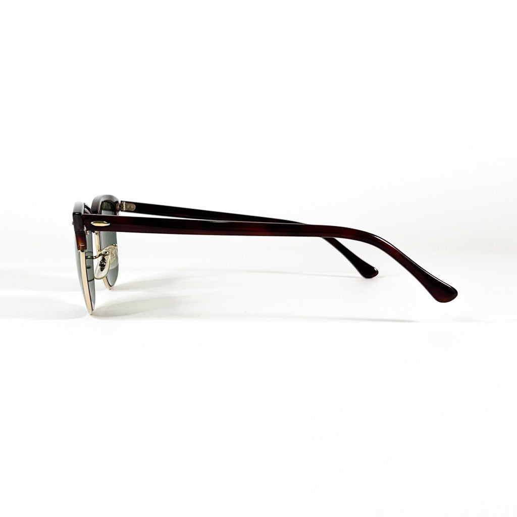 Profil latéral d’une paire de lunettes Ray-Ban Clubmaster USA, mettant en avant la branche écaillée brun foncé et la charnière métallique dorée
