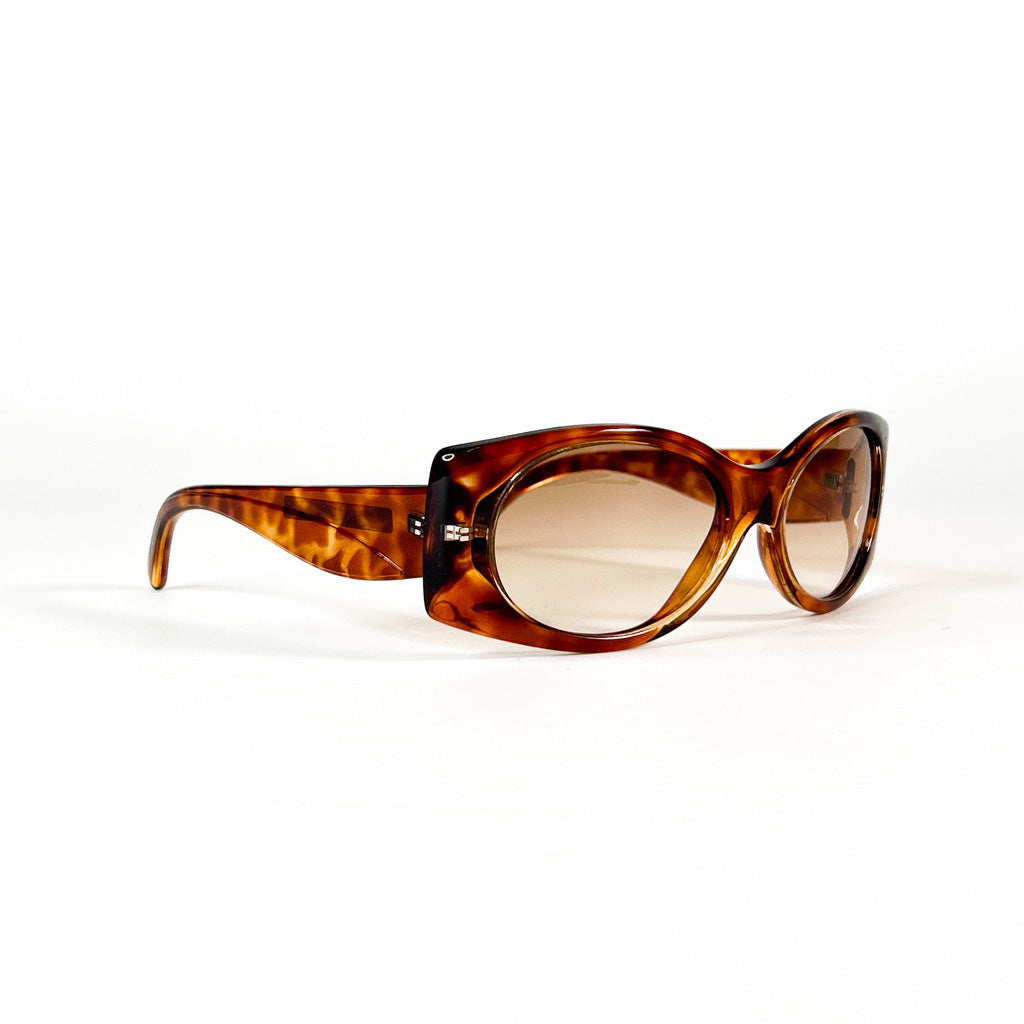 Lunettes de soleil vintage écaille vue de trois quarts avec verres dégradés brun clair