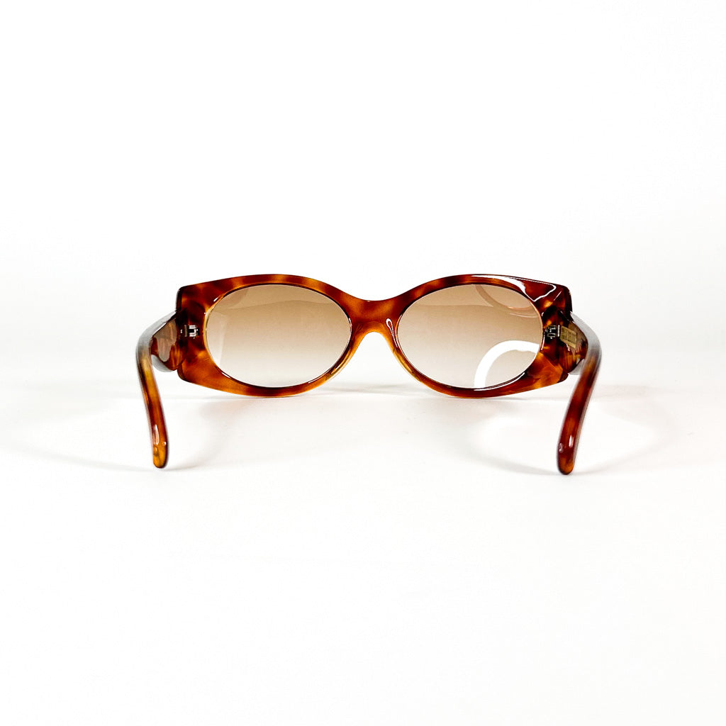 Vue frontale de lunettes de soleil vintage écaille avec monture épaisse et verres ovales
