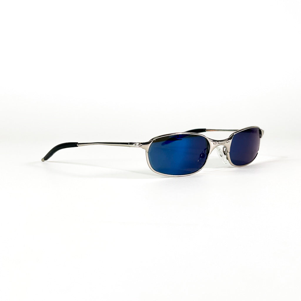 Vue en perspective des lunettes rectangulaires à monture argentée et verres bleus