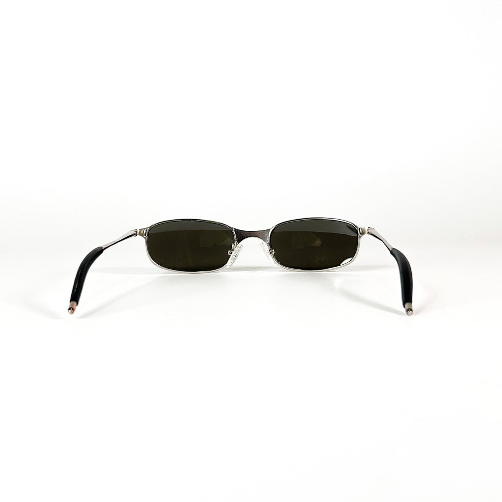 Vue arrière de lunettes de soleil rectangulaires en métal avec branches courbées noires