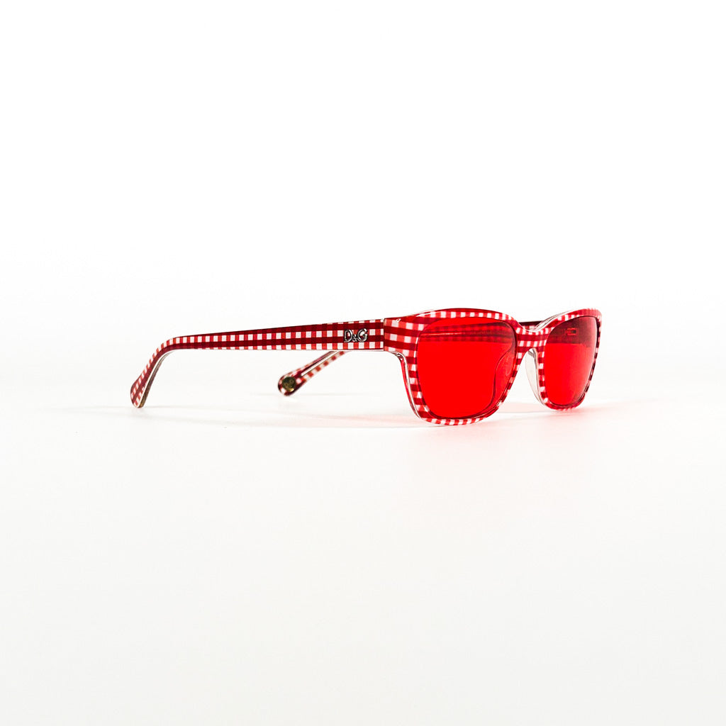 Vue de face rapprochée des lunettes – monture rouge et verres rouges