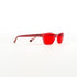 Vue de face rapprochée des lunettes – monture rouge et verres rouges
