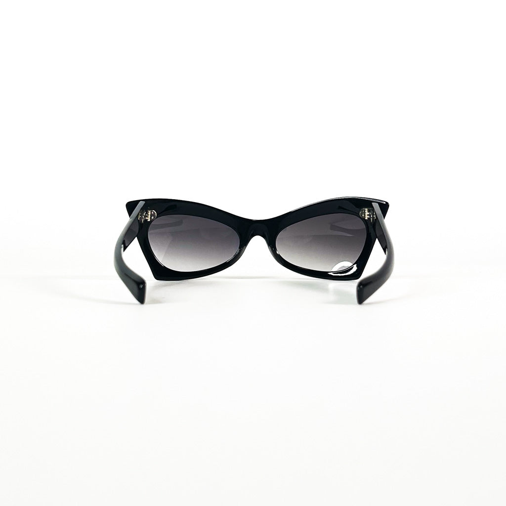 Vue arrière des lunettes cat-eye noires vintage