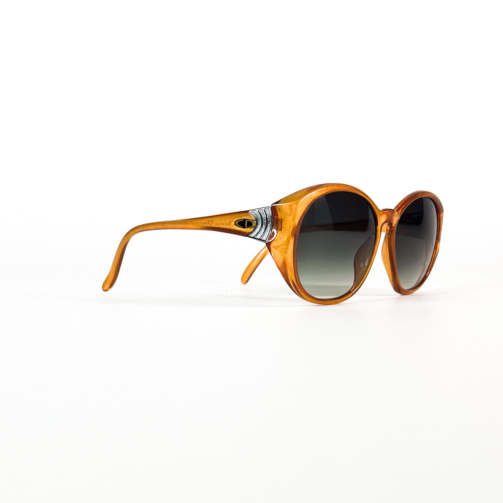 Vue profil gauche de la paire Christian Dior ambre, finitions CD