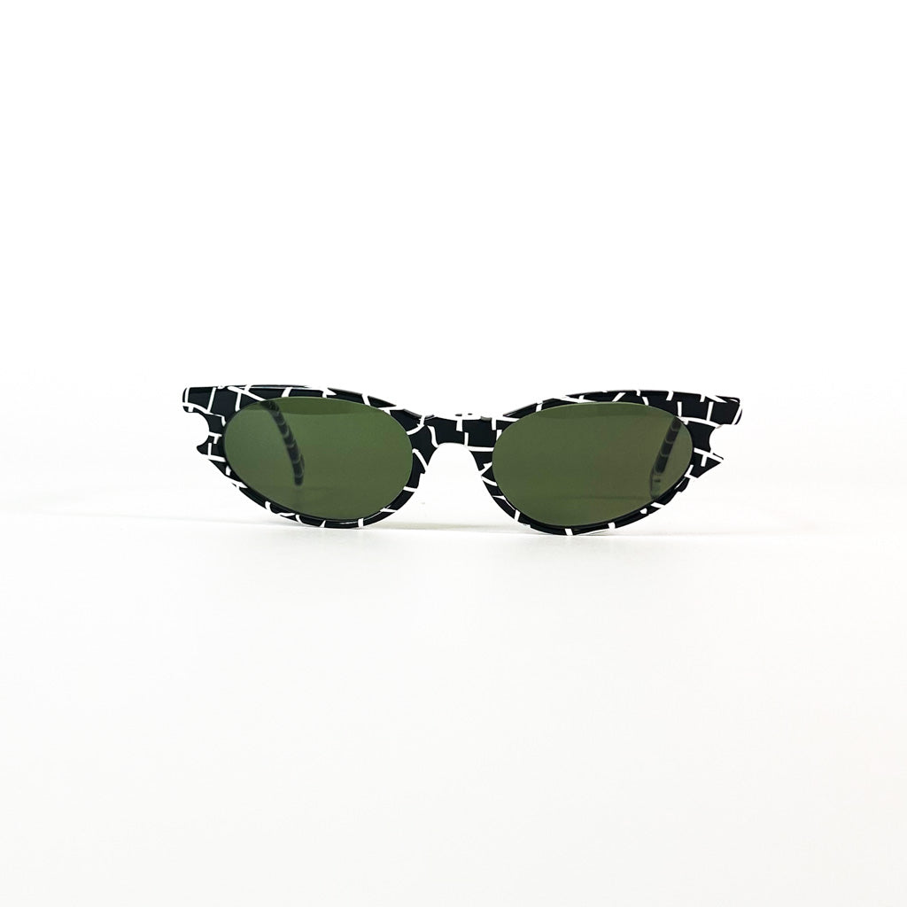 Lunettes de soleil œil-de-chat noires à motif graphique, vue frontale face
