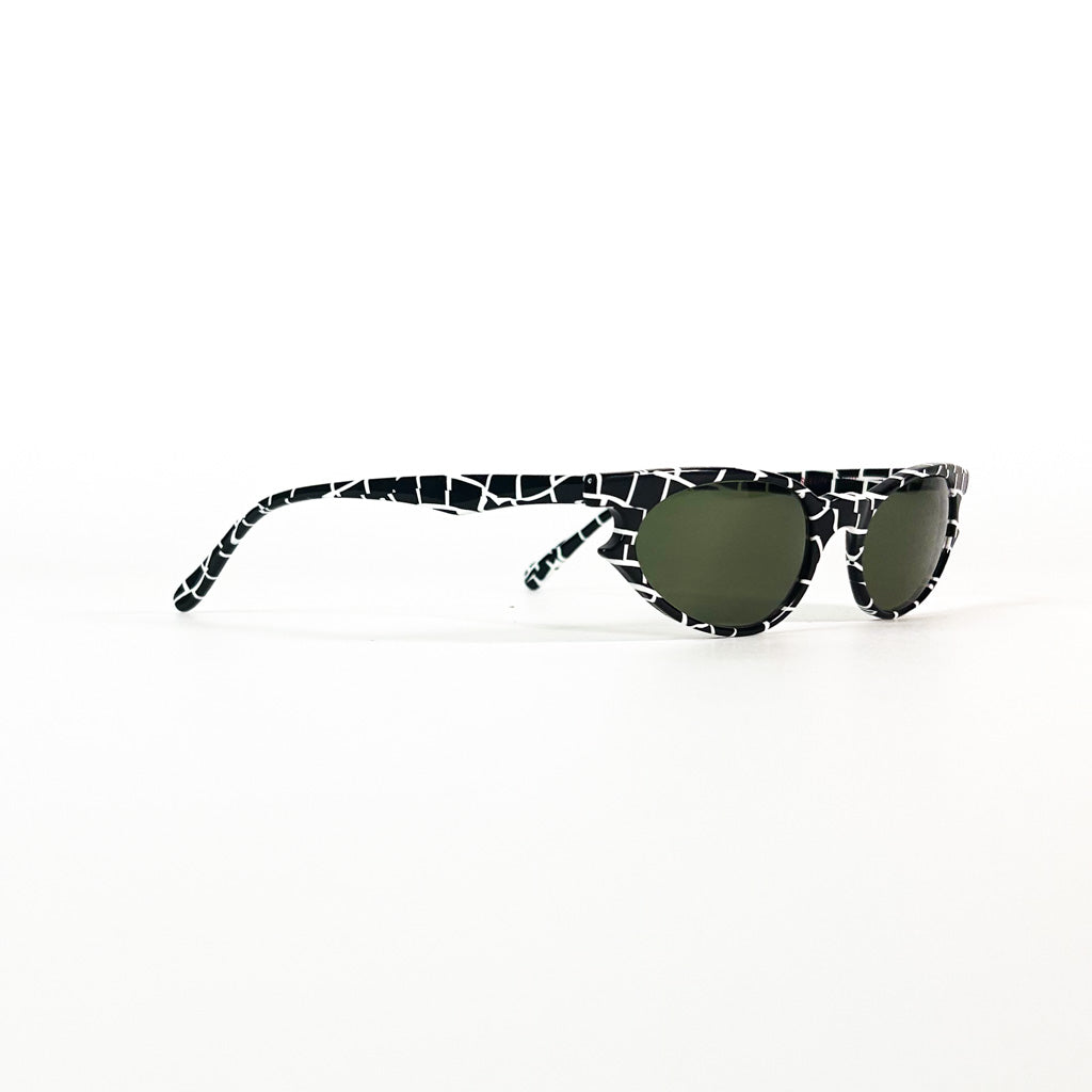 Lunettes de soleil vintage œil-de-chat noires avec motif graphique, vue 3/4 avant