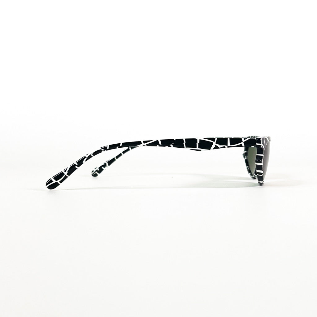 Lunettes de soleil vintage au design géométrique noir et blanc, vue de profil gauche