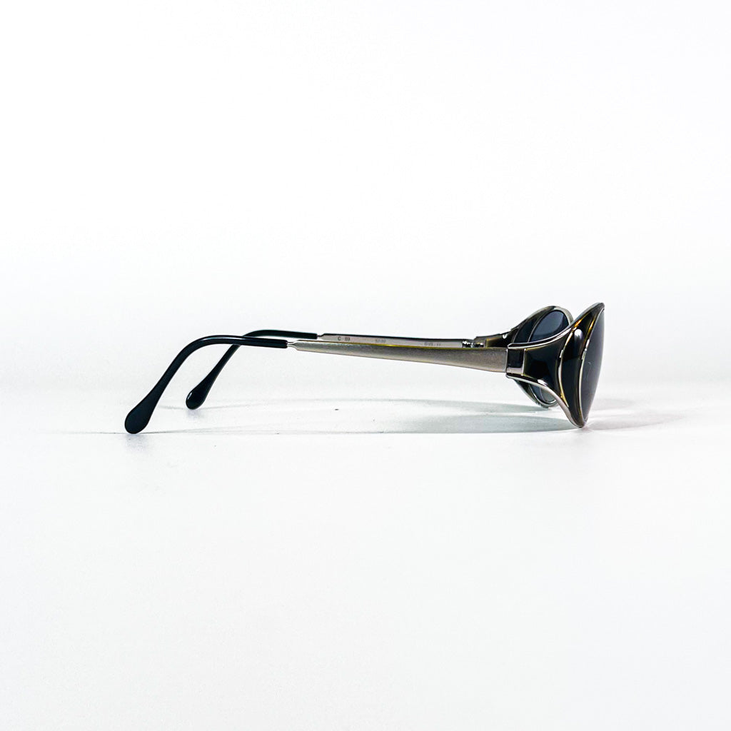 Lunettes de soleil Dolce Vita DVS-11 posées sur un tissu, vue latérale avec reflet sur les verres