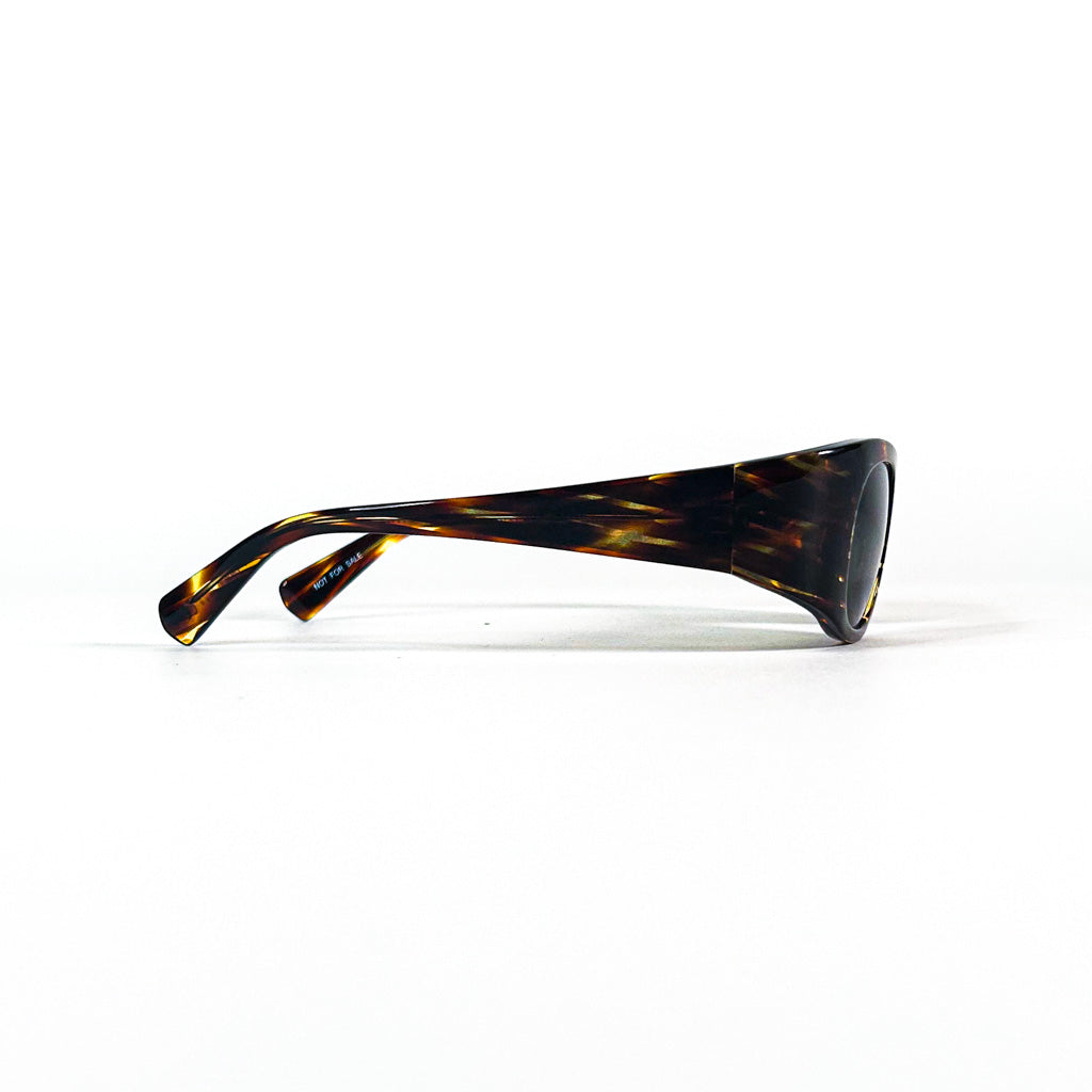 Vue de trois-quarts des lunettes Alain Mikli x Alexandre Vauthier en acétate écaille