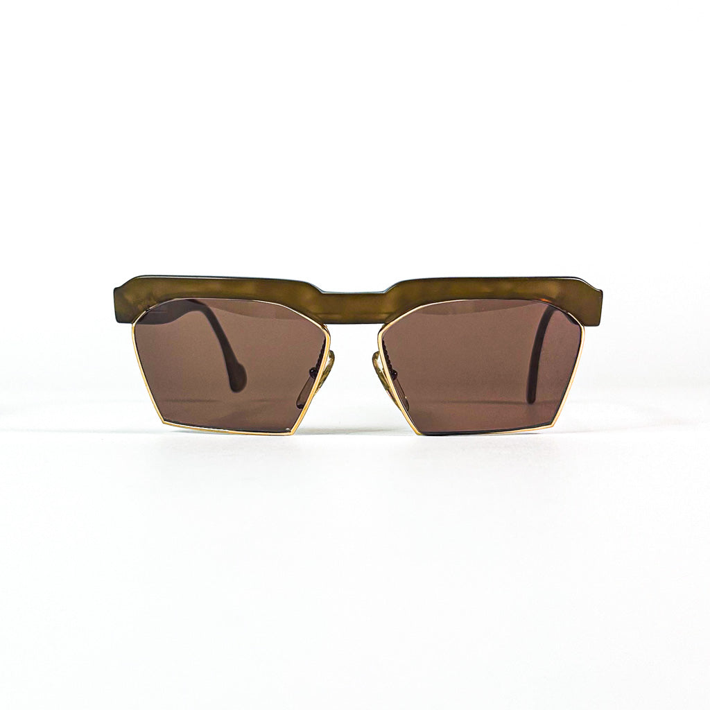 Vue frontale neutre des lunettes Christian Lacroix 7318 avec verres brun foncé