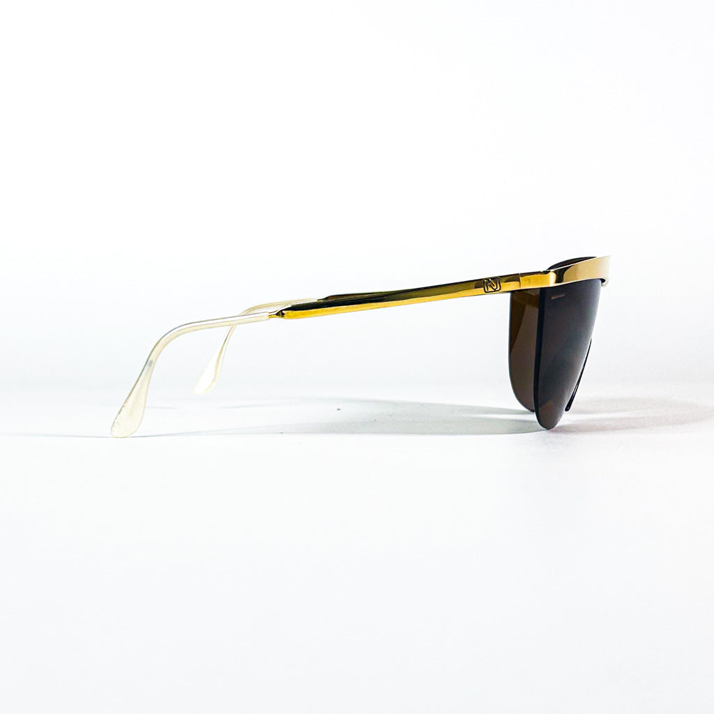Lunettes de soleil Nouvelle Vague Sally P1 – vue frontale, barre supérieure dorée, verre unique teinté brun, design neuf collection années 2000