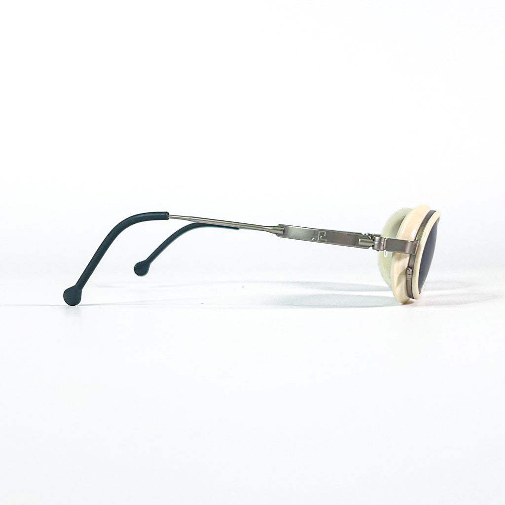Branchés flexibles et embouts noirs des lunettes de soleil Courrèges G100