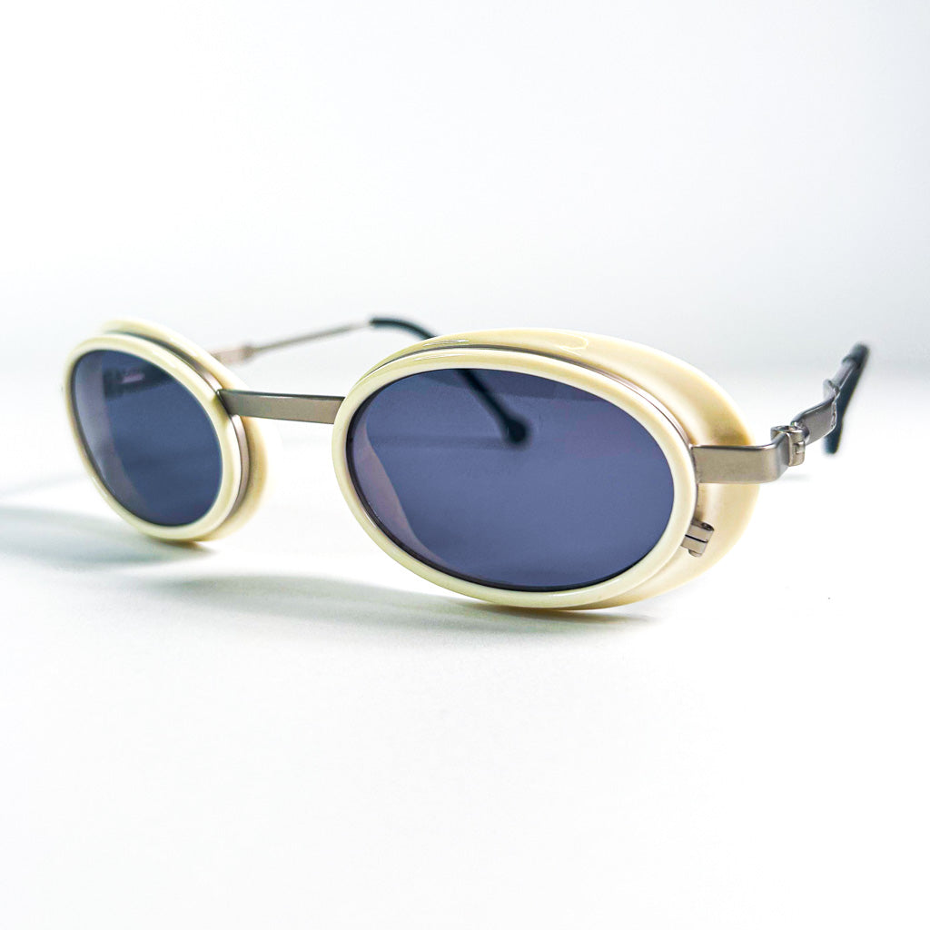 Plan rapproché lunettes de soleil Courrèges G100 monture ivoire et verres bleus