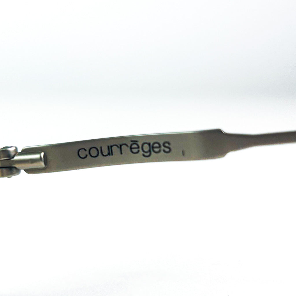 Logo Courrèges gravé sur la branche de lunettes de soleil C9841 G100