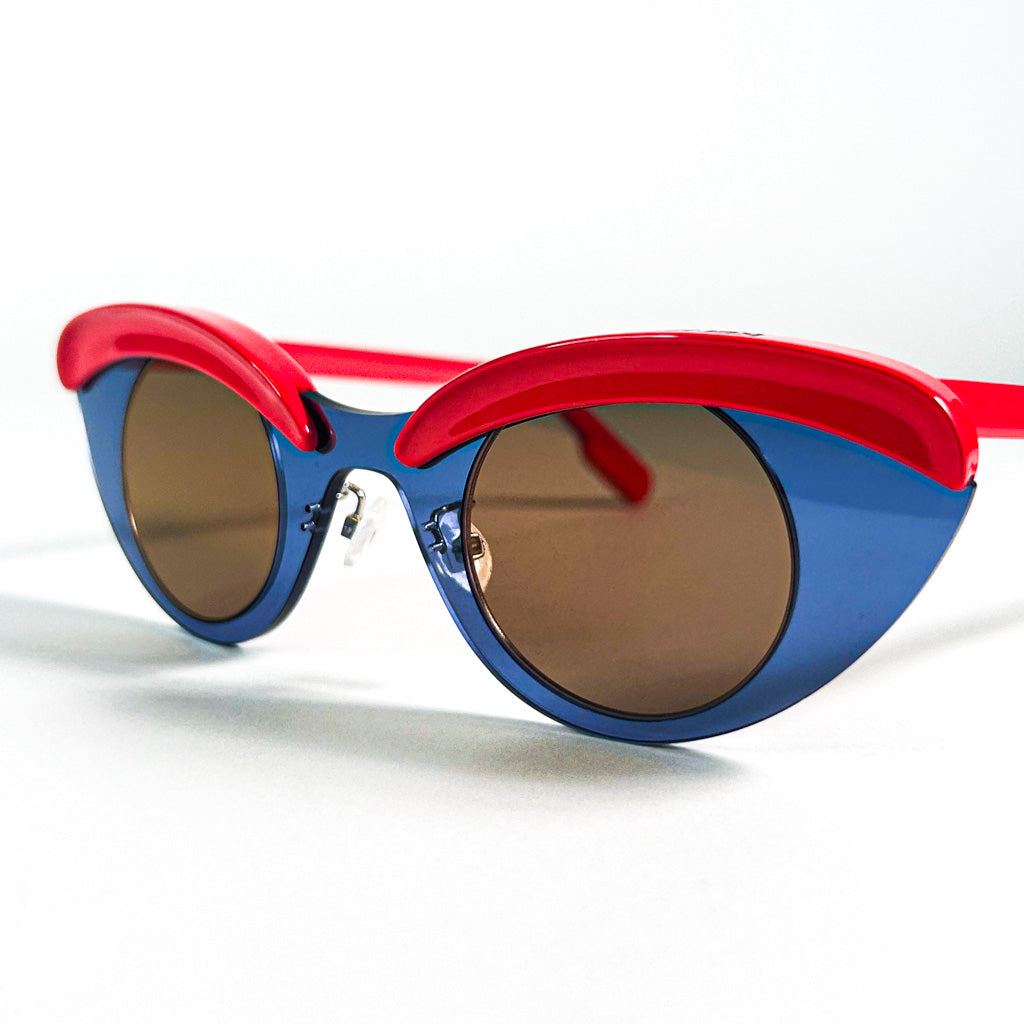 Vue de trois-quarts des lunettes Kenzo rouge et bleu avec verres ronds