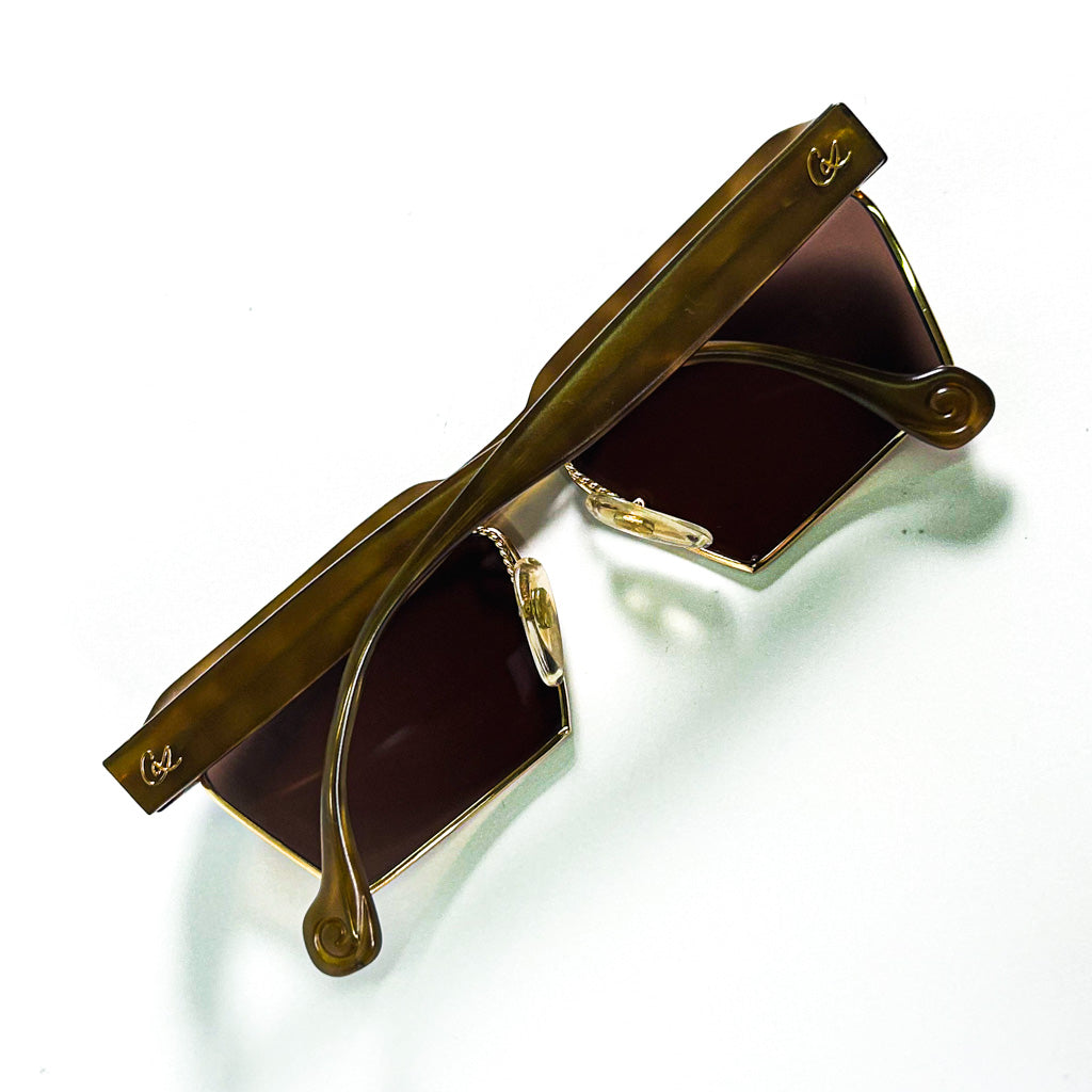 Vue en plongée d’une paire de lunettes Christian Lacroix 7318, branches repliées