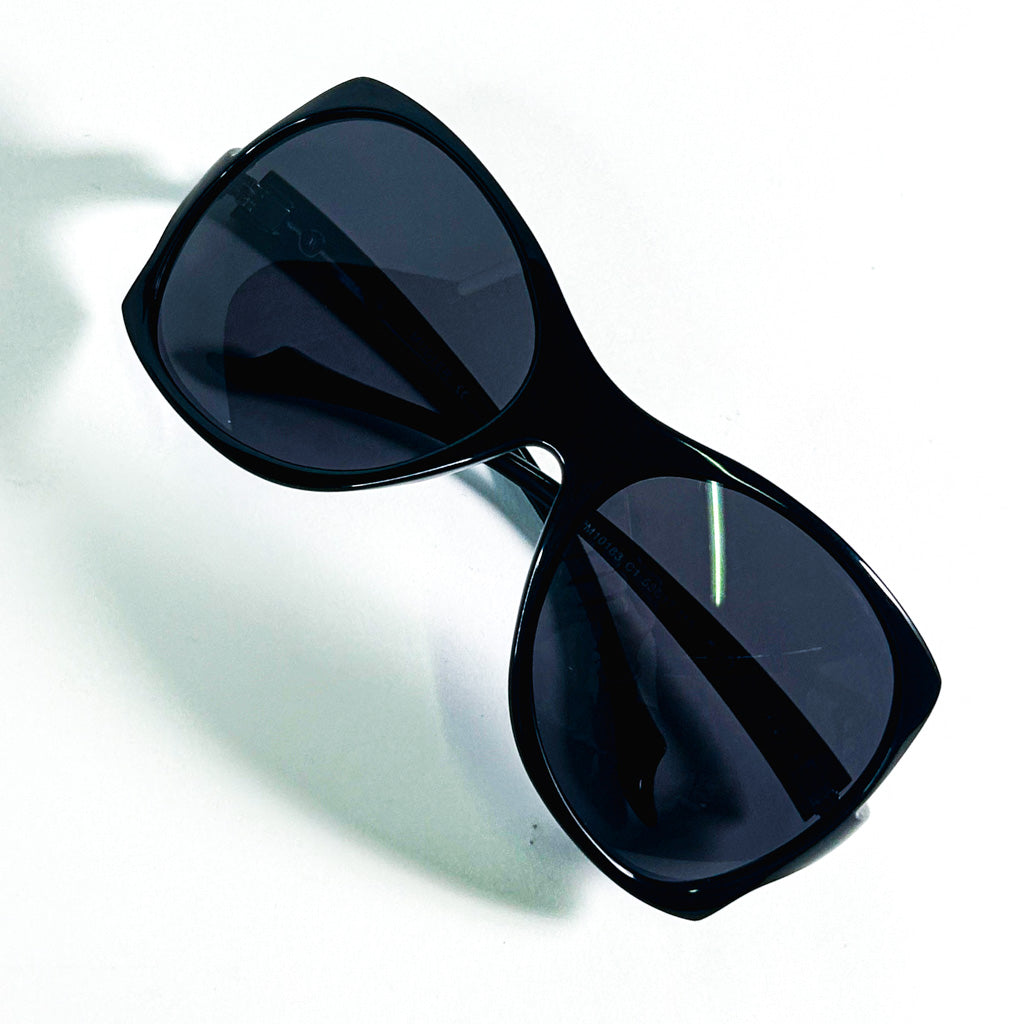 Lunettes Mugler TM10183 C1 vues du dessus, verres fumés noirs et monture en acétate brillant