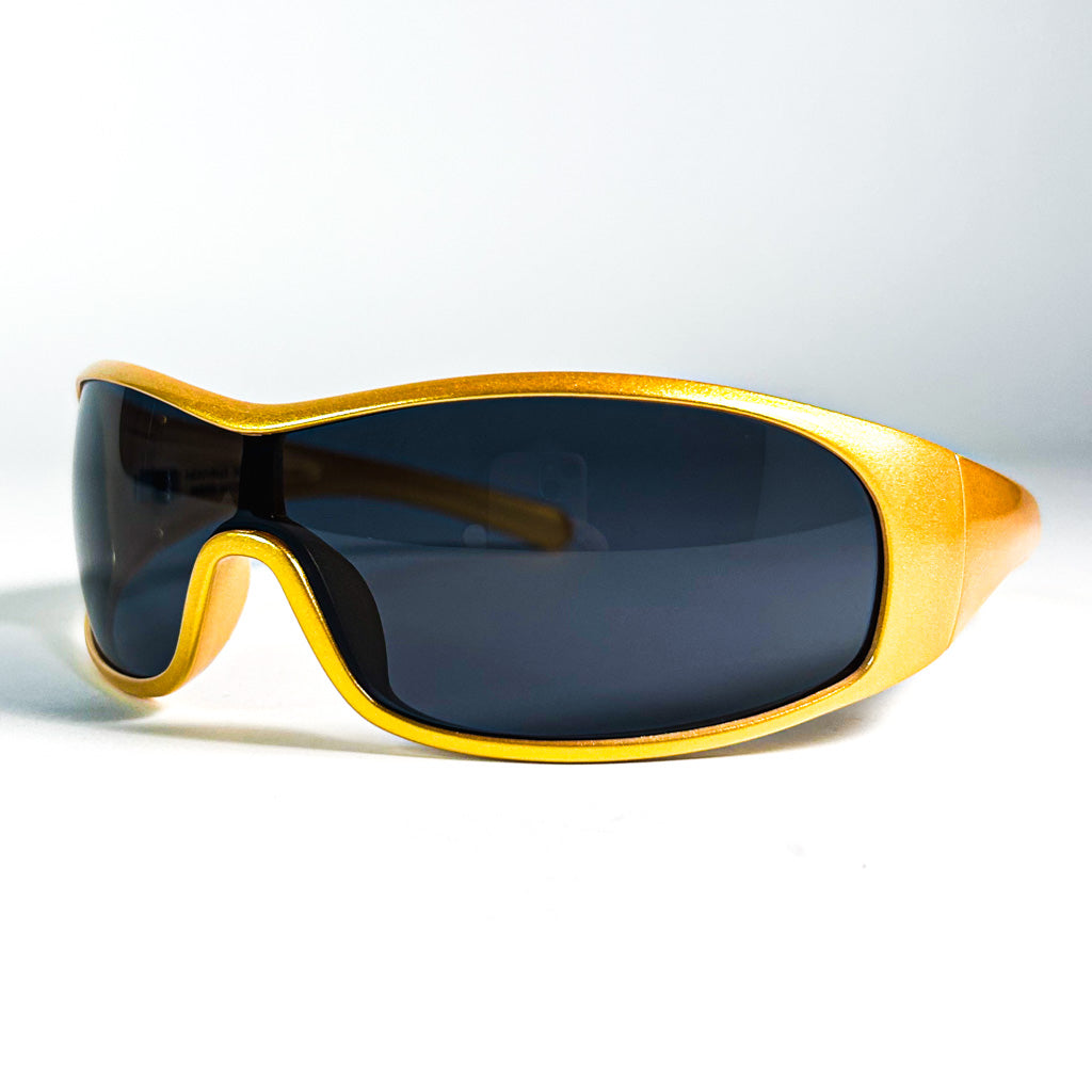 Vue trois-quarts des lunettes Nouvelle Vague Rapid S109, monture dorée et verres noirs