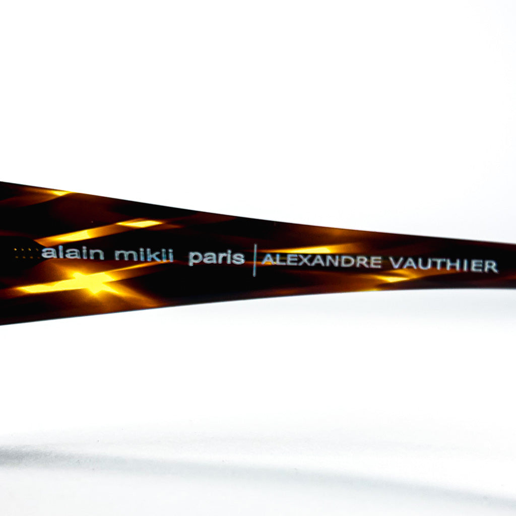 Zoom sur la branche droite avec signature Alain Mikli Paris | Alexandre Vauthier