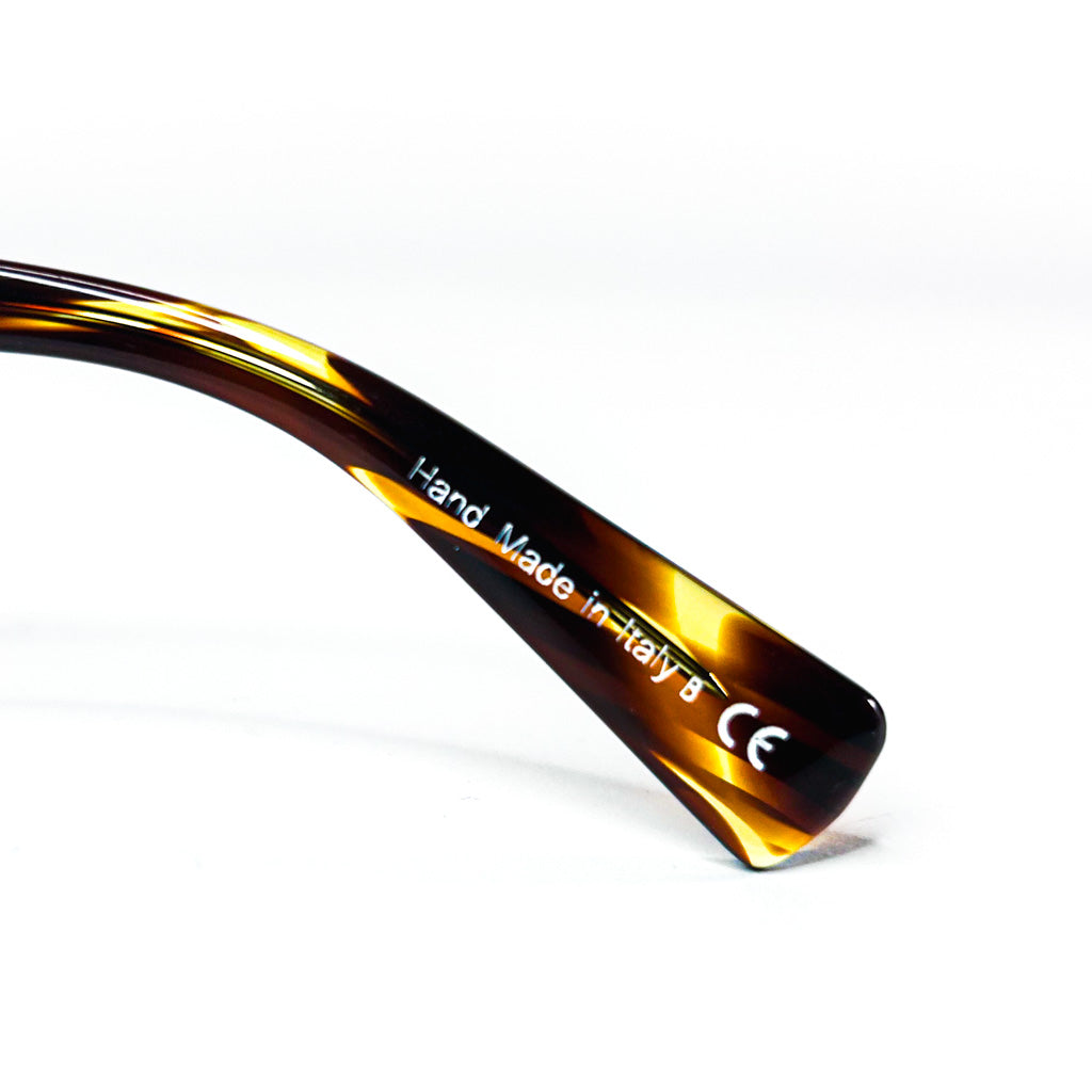 Zoom sur la branche gauche - marquage Handmade in Italy CE sur fond écaille