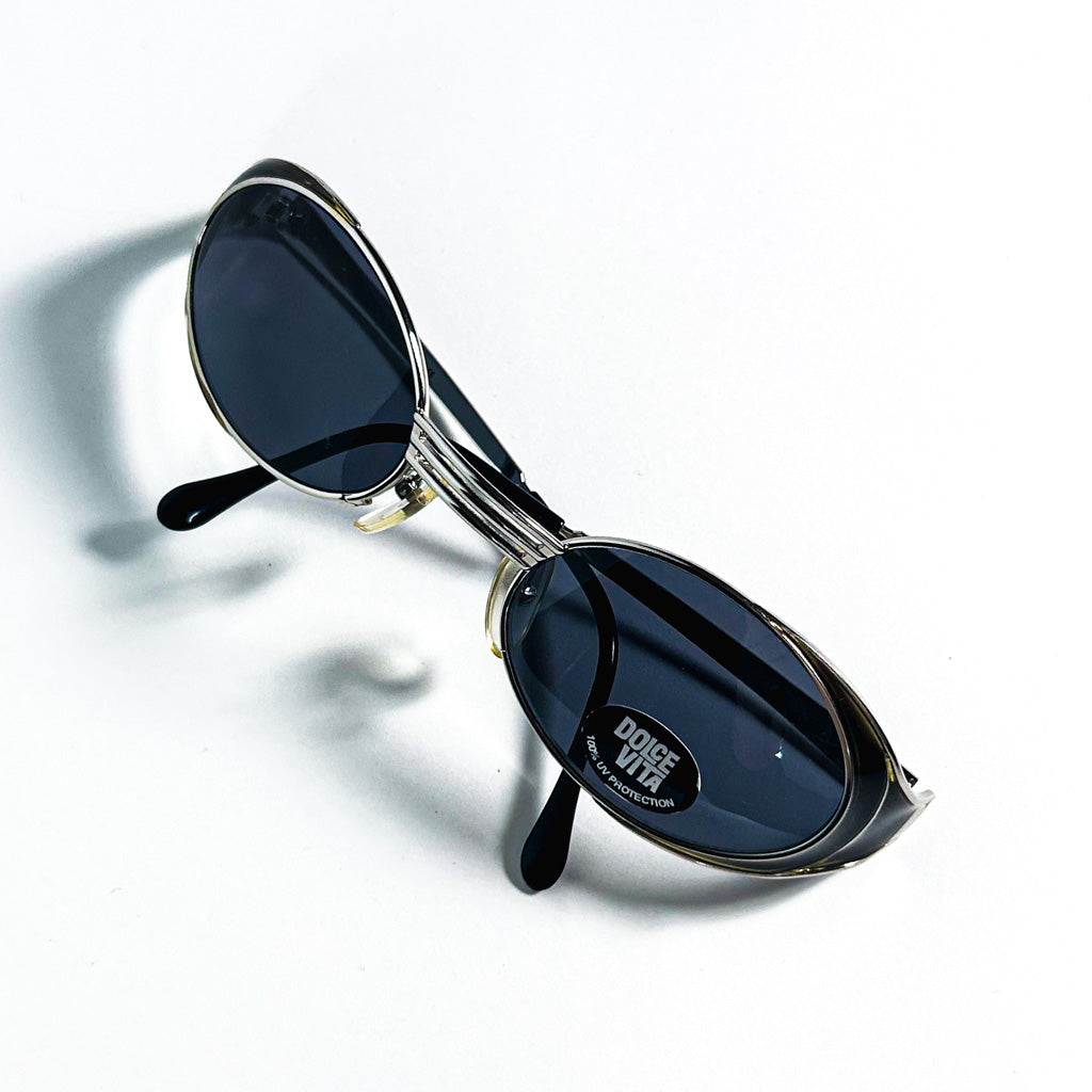 Lunettes Dolce Vita DVS-11 en gros plan, détail du logo sur la branche et texture métallique satinée