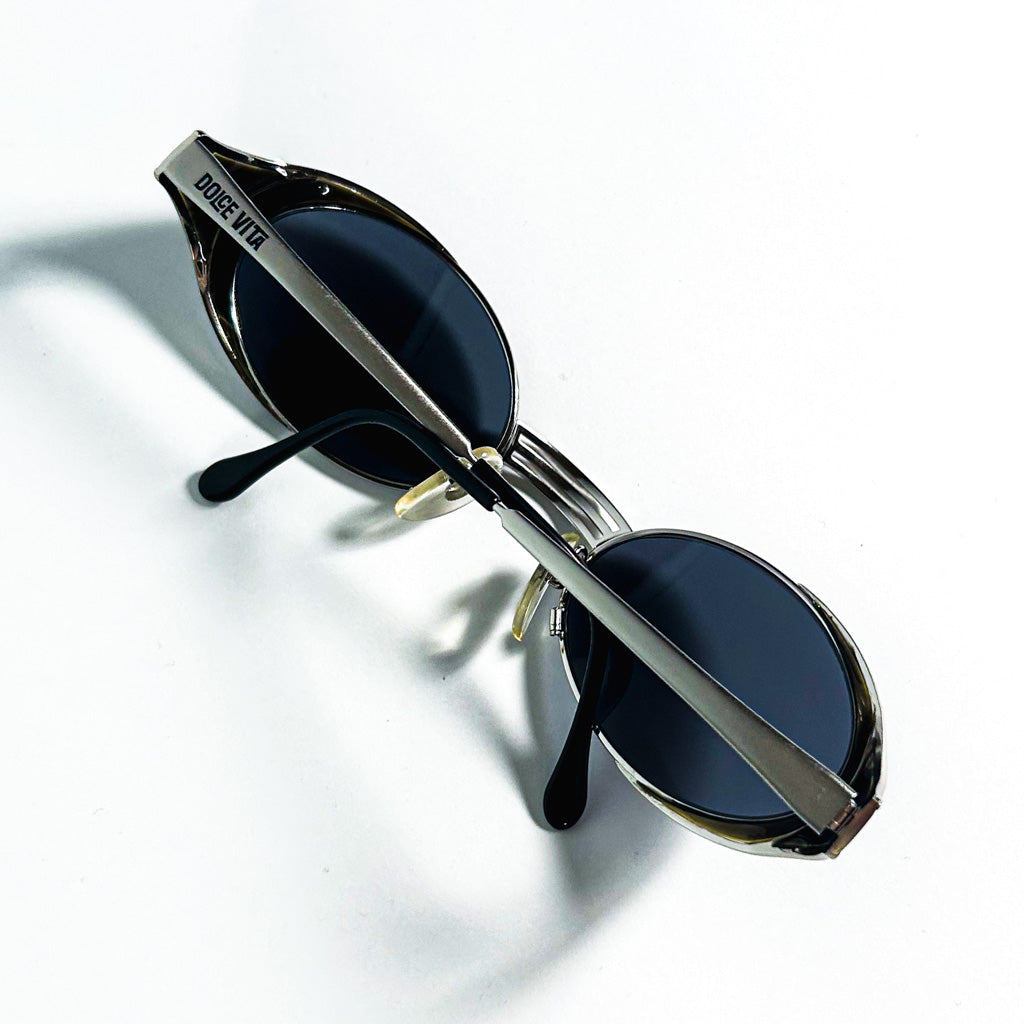 Vue latérale rapprochée des lunettes Dolce Vita DVS-11 montrant la jonction entre la branche métallique et la face en acétate