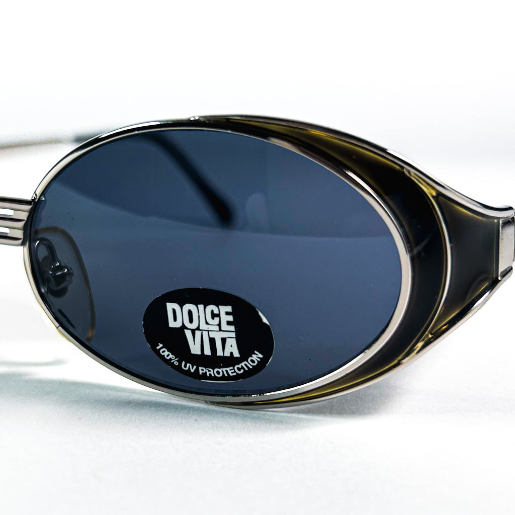 Lunettes de soleil Dolce Vita DVS-11 photographiées à plat, face visible, avec reflet lumineux sur les verres