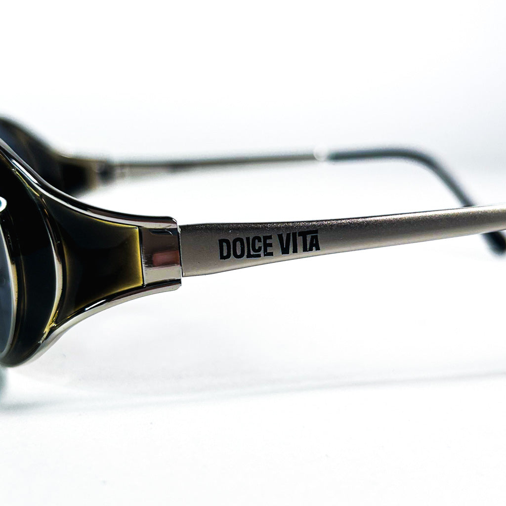 Lunettes Dolce Vita DVS-11 vues de biais, posées à plat, mettant en valeur le contraste entre les matériaux et la forme ovale