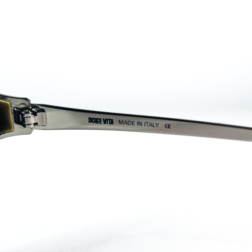 Lunettes de soleil Dolce Vita DVS-11 photographiées en extérieur, lumière naturelle sur la monture métallique et les verres fumés