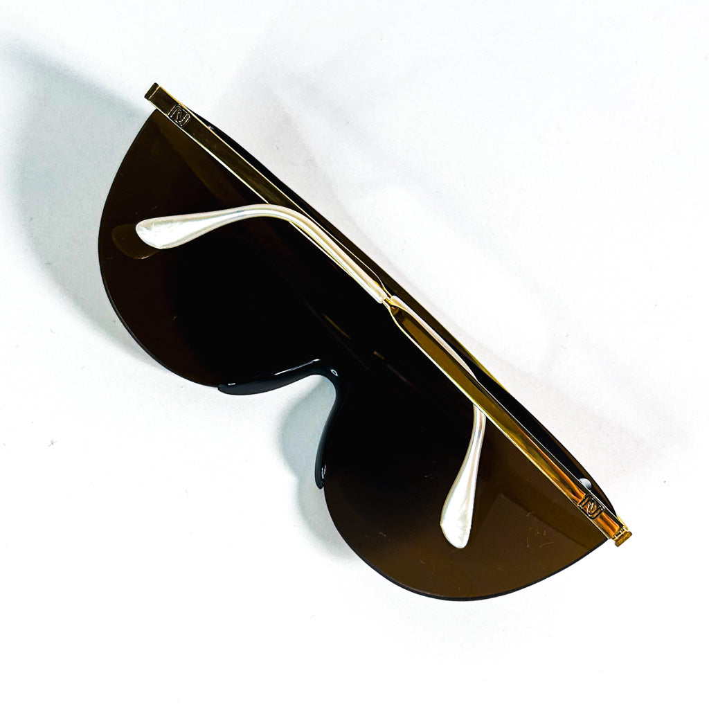 Lunettes de soleil Nouvelle Vague Sally P1 – profil gauche, branche métallique dorée et embout translucide, style années 2000, Made in Italy