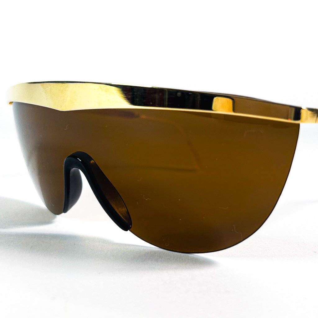 Lunettes de soleil Nouvelle Vague Sally P1 monoverre brun – vue trois-quarts avant, design visière retrofuturiste inspiré du sport automobile