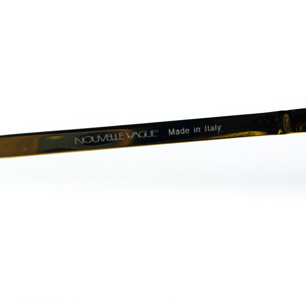 	Lunettes de soleil vintage Nouvelle Vague Sally P1 Made in Italy – détail logo “Nouvelle Vague” gravé sur branche dorée
