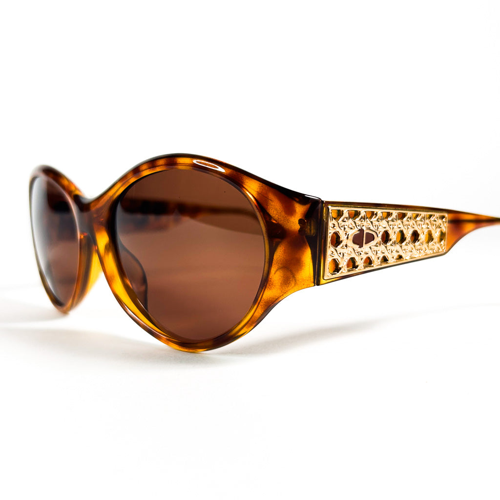 Vue de trois quarts des lunettes Christian Dior 2766 avec face écaille et branche métal CD