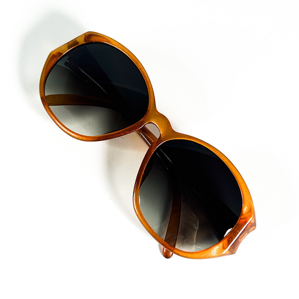 Vue de dessus de la paire Christian Dior ambre, branches croisées