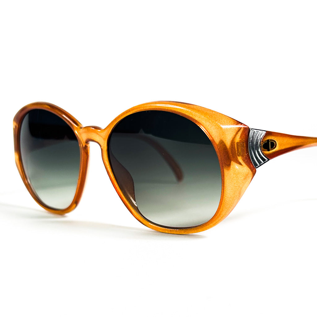 Vue ¾ face de la monture Christian Dior ambre avec verres gris dégradé
