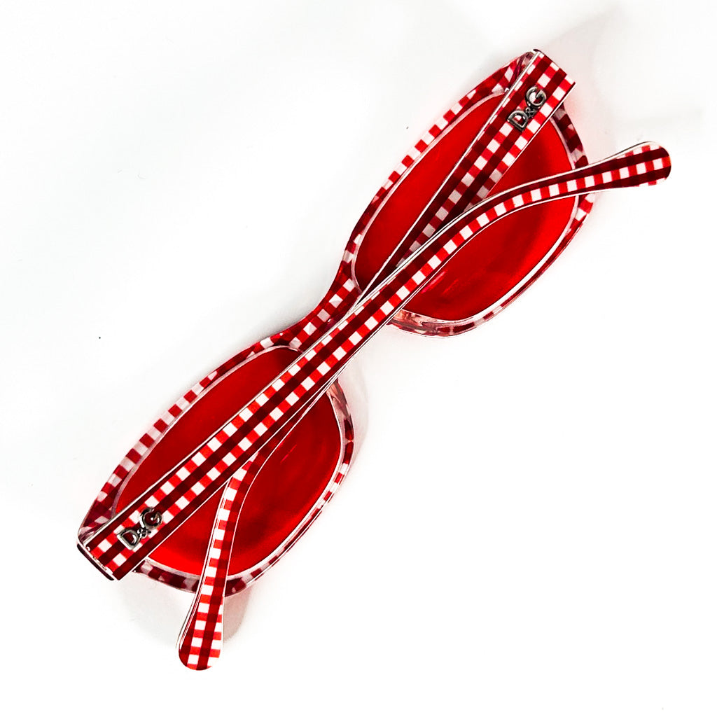 Lunettes D&G DG 1216 repliées – motif vichy rouge en perspective