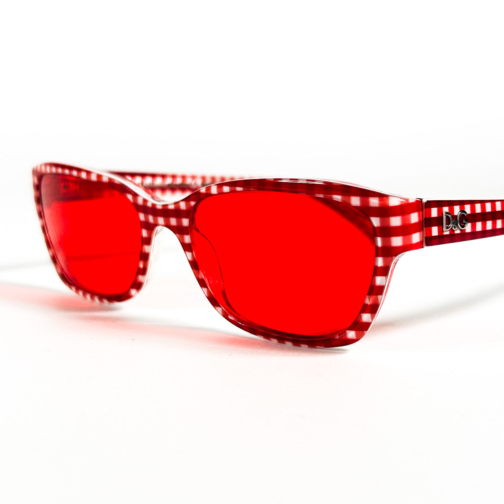 Vue de face des lunettes D&G avec verres rouges – style rectangulaire