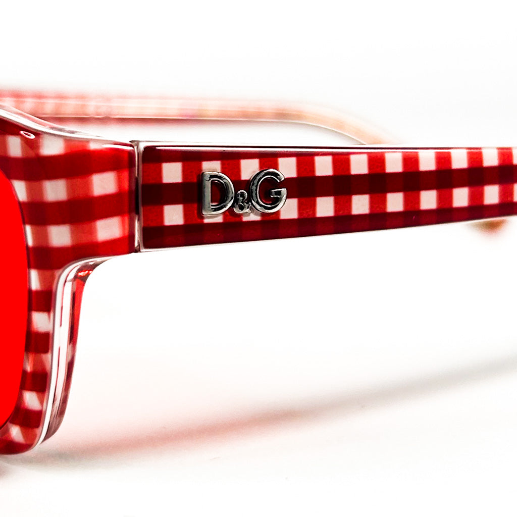 Vue latérale de la monture D&G DG 1216 1881 – motif à carreaux rouge et blanc.