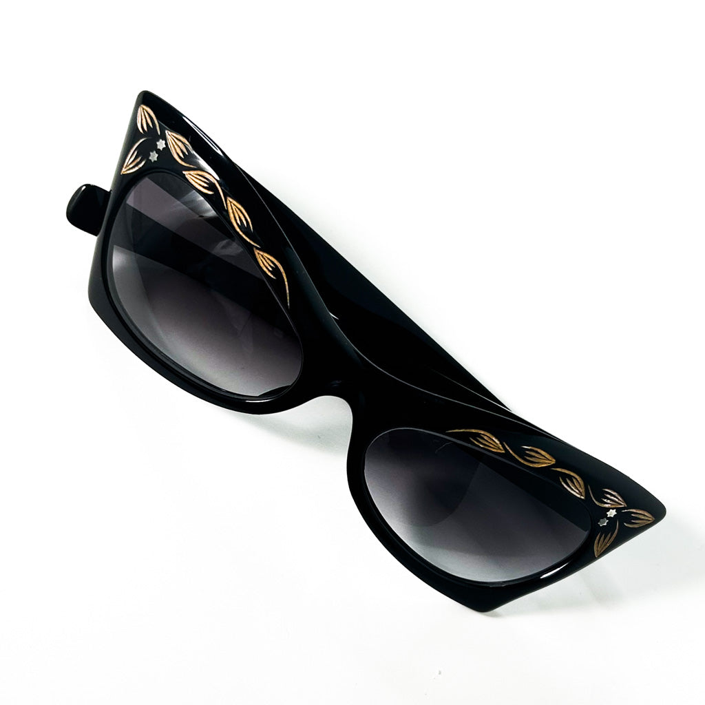 Lunettes vintage cat-eye noires pliées – vue en perspective