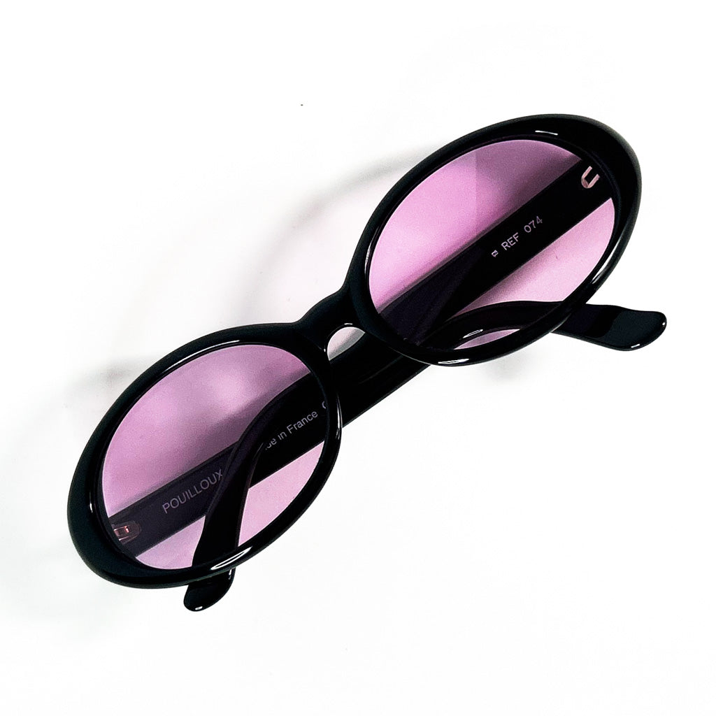 Lunettes de soleil Vuarnet noires posées à plat