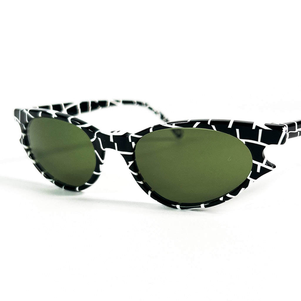 Lunettes de soleil vintage œil-de-chat noires avec motif graphique, zoom 3/4 avant